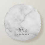 De heer en mevrouw | Elegant White Marble Modern S Rond Kussen<br><div class="desc">Elegant White Marble Modern Script Personalized Couple Gift

Perfect als huwelijkscadeaus voor pasgetrouwde,  trouwverjaardagsgeschenken,  Valentijnsdag geschenken en geschenk voor alle gelegenheden.</div>