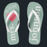 De heer en mevrouw Honeymoon Heart - Blauwgroen ro Teenslippers<br><div class="desc">Een perfect ontwerp voor een strandbruiloft of voor de huwelijksreis. Verander mevrouw in de heer om een coördinerend paar te maken. De tekst van de douane met stevige roze achtergrond.</div>