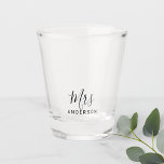 De heer en mevrouw | Modern script aangepast Shot Glas<br><div class="desc">"Mr and Mrs." Modern Script Personalized Couple Gift Perfect as huwelijkscadeaus for newlywed,  bruiloft verjaardagstaarten,  Valentijnsdag giften en cadeau voor alle gelegenheden.</div>