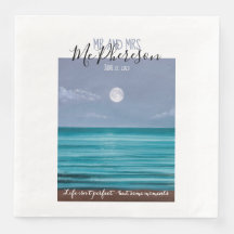 De heer en mevrouw Moonlit strandbruiloft thema