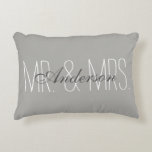 De heer en mevrouw Pillow Accent Kussen<br><div class="desc">Eigen Mr en Mrs. familienaam pillow</div>