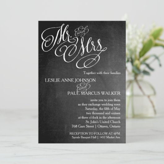 De heer en mevrouw Scroll Chalkboard Uitnodiging (Staand voorkant)