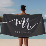 de heer Gray and White Pas getrouwd Groom geperson Strandlaken<br><div class="desc">De heer Grey and White Pas getrouwd Groom gepersonaliseerde keukenhanddoek. Modern script maister gepersonaliseerde naam strandhanddoek. Perfecte honingmahanddoek voor de groom. Pas dit douaneontwerp met uw eigen naam of tekst aan.</div>