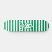 de heer Grumpy | Mischengrin en groene stripes Skateboard (Horizontaal)
