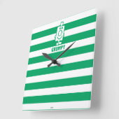 de heer Grumpy | Mischengrin en groene stripes Vierkante Klok (Hoek)