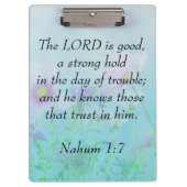 De Heer is goed - Nahum 1:7 Klembord (Voorkant)