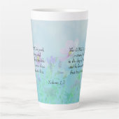 De Heer is goed - Nahum 1:7 Latte Mok (Voorkant)