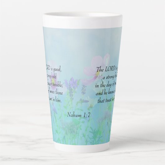 De Heer is goed - Nahum 1:7 Latte Mok (Voorkant)