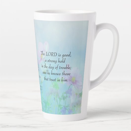 De Heer is goed - Nahum 1:7 Latte Mok (Rechts)