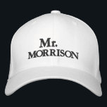 De heer Last Name zwart wit gepersonaliseerd op ma Geborduurde Pet<br><div class="desc">Chic Mr Achternaam zwart-wit gepersonaliseerde douanenaam bruiloft Verbroeid Baseball Pet. Beschikbaar in veel kleuren en opties.</div>