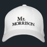 De heer Last Name zwart wit gepersonaliseerd op ma Geborduurde Pet<br><div class="desc">Chic Mr Achternaam zwart-wit gepersonaliseerde douanenaam bruiloft Verbroeid Baseball Pet. Beschikbaar in veel kleuren en opties.</div>