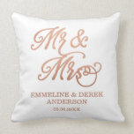 de heer & mevrouw Faux Copper | Aangepaste namen e Kussen<br><div class="desc">Wit gooit kussen met Mr & Mrs. in gedrukte koperen tones,  die een mooie cadeautjes maken voor nieuwe wieren.</div>