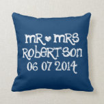 De heer & mevrouw marineblauw en witte bruiloft go kussen<br><div class="desc">Mr & Mrs marineblauw en witte bruiloft gooien kussen. Aangepast Mr. en Mrs. chalk handschrift bruiloft gooien kussen met liefdeshart. Aangepaste kussens voor krijtbordkussen voor sofa of bed. Fun design met wit hart en naam van nieuw gehuwd koppel. Cute home decor, gepersonaliseerd voor bruid en bruom/echtgenoot en echtpaar. Romantische trouwcadeautjes...</div>