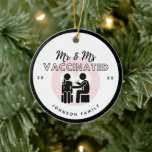 de heer & mevrouw Vaccinated Romantic Couple Famil Keramisch Ornament<br><div class="desc">Decoreer je kerstboom met deze schattige romantische inentingsthemaversiering! Voeg eenvoudig de gewenste familienaam en het gewenste jaar toe door op de optie "Deze sjabloon personaliseren" te klikken.</div>