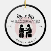 de heer & mevrouw Vaccinated Romantic Couple Famil Keramisch Ornament (Achterkant)