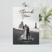De heer Mrs Modern Black White Script Wedding Phot Bedankkaart (Staand voorkant)