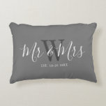 de heer Mrs. Pas getrouwd Grey White Script Monogr Accent Kussen<br><div class="desc">Verrassend een paar met dit Mr. en Mrs. Passen getrouwd Grijze Witte Manuscript Monogram Accent Pillow. Het is modern ontworpen aan beide zijden met een grijze achtergrond. Het centrum heeft een grote donkergrijze monogram letter en de tekst is "mr en mrs" in wit trendy hand lettered script. De vastgestelde datum...</div>