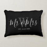 de heer Mrs. Passen getrouwd Black White Script Mo Accent Kussen<br><div class="desc">Verrassend een paar met deze meneer en Mrs Passen getrouwd Black White Script Monogram Accent Pillow. Het is modern ontworpen aan beide zijden met een zwarte achtergrond. Het centrum heeft een grote donkergrijze monogram letter en de tekst is "mr en mrs" in wit trendy hand lettered script. De vastgestelde datum...</div>