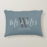 de heer Mrs. Passen getrouwd Dusty Blue Script Mon Accent Kussen<br><div class="desc">Verrassend een paar met deze Mr. en Mrs. Passen getrouwd Dusty Blue Script Monogram Accent Pillow. Het is modern ontworpen aan beide zijden met een blauwe achtergrond. Het centrum heeft een grote donkergrijze monogram letter en de tekst is "mr en mrs" in wit trendy hand lettered script. De vastgestelde datum...</div>