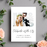 de heer Mrs. Photo Wedding Reception Invitation Aankondiging<br><div class="desc">Eenvoudige en chic elopement en kleinere trouwaankondiging en uitnodiging voor de ontvangst van bruiloft na het huwelijk. Aan de voorkant staat je foto in een uitgesneden lijst "Mr & Mrs.", "Celebrate With Us" in een elegant script en je voornamen, trouwdatum en locatie zijn in eenvoudige moderne typografie. Aan de achterkant,...</div>