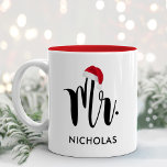 de heer Red Santa Hat Custom Holiday Monogram Tweekleurige Koffiemok<br><div class="desc">De mok van de kerstvakantie kenmerkt Mr in modern zwart manuscript met uw douanenaam. Een feestelijke rode kerstman die het ontwerp accentueert. Perfect cadeau voor een pas gehuwd paar dat hun eerste gehuwde kerstfeest viert! Bezoek onze winkel voor de corresponderende Mok van mevrouw Holiday.</div>