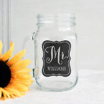 de heer Rustic Script Monogram Chalkboard Wedding Mason Jar<br><div class="desc">Het gepersonaliseerde jaire ontwerp van de huwelijksmaand kenmerkt Mr in wit manuscript met douanetekst voor de familienaam van de groep. Decoratief lijst heeft een achtergrond met een zwart karton getextureerd uiterlijk. Tweezijdig ontwerp.</div>