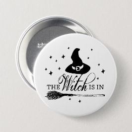 De Heks Is Er | Halloween Heksenhoed & Bezemsteel Ronde Button 7,6 Cm
