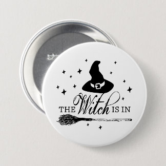 De Heks Is Er | Halloween Heksenhoed & Bezemsteel Ronde Button 7,6 Cm