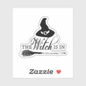 De Heks Is Er | Heksenhoed & Bezem Vinyl Sticker (Vel)