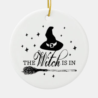 De Heks Is Er met Hoed & Bezemsteel Halloween Keramisch Ornament