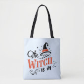 De heks is in lichtblauw Halloween Tote Bag (Voorkant)
