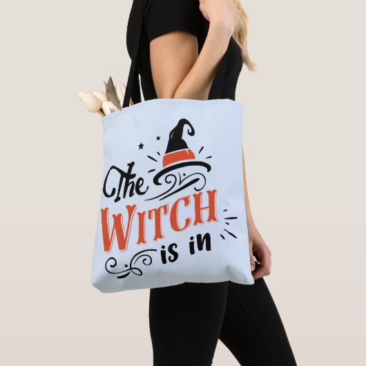 De heks is in lichtblauw Halloween Tote Bag (Dichtbij)