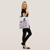 De heks is in lichtblauw Halloween Tote Bag (Op model)