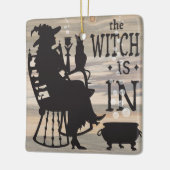 De heks is omkeerbaar in/uit-teken keramisch ornament (Links)