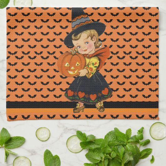 De heks van 1940 is gewoon te Schattige! Halloween Theedoek (Gevouwen)