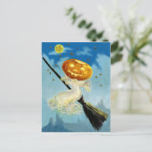De heks van de pompoen vliegt op een bezem bij briefkaart (Staand voorkant)