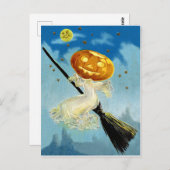 De heks van de pompoen vliegt op een bezem bij briefkaart (Voorkant / Achterkant)