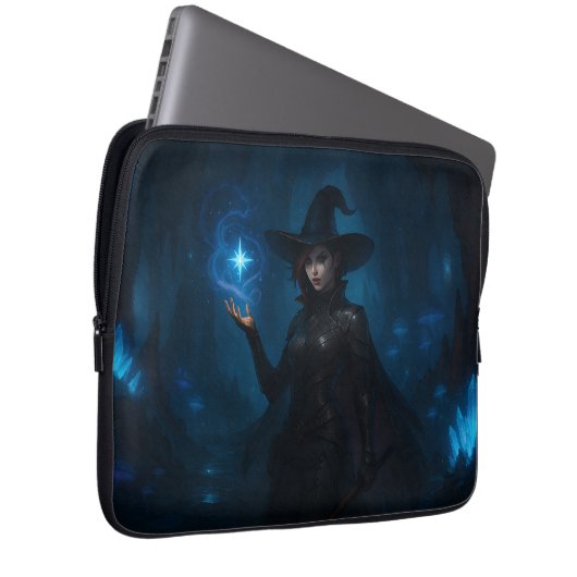 De heks van VEKAR’NOCT Laptop Sleeve (Voorkant Rechts)