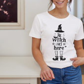 De heks woont hier | Grappige Halloween T-shirt