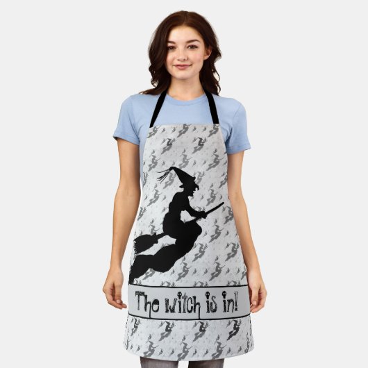 'De heks zit in' Halloween Witch Silhouette Grey Schort (Gedragen)