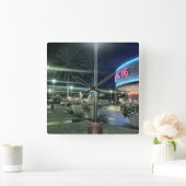 De heldere lichten van het filmtheater bij nacht vierkante klok (Huis)