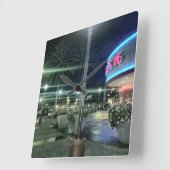 De heldere lichten van het filmtheater bij nacht vierkante klok (Hoek)