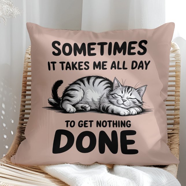 "De hele dag niets doen" Grappige luie kat Kussen ("All Day Doing Nothing" Funny Lazy Cat Throw Pillow in a sunny boho rattan chair.)