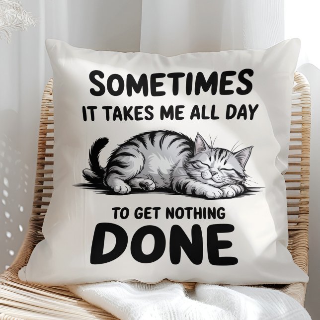 "De hele dag niets doen" Grappige Luie Kat Kussen ("All Day Doing Nothing" Funny Lazy Cat Throw Pillow in a sunny boho rattan chair.)