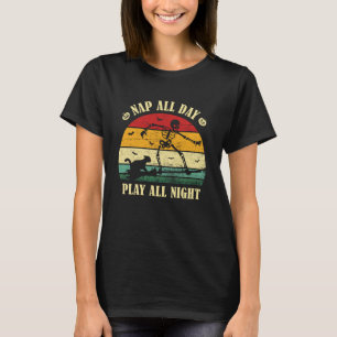 De hele dag slapen, de hele nacht spelen Leuk kat T-shirt