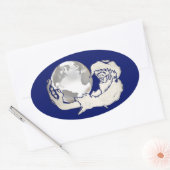 de hele wereld in een apen hand ovale sticker (Envelop)
