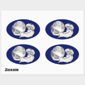 de hele wereld in een apen hand ovale sticker (Vel)