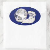 de hele wereld in een apen hand ovale sticker (Tas)
