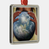 De hele wereld in zijn handen metalen ornament (Rechts)