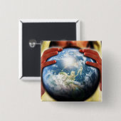De hele wereld in zijn handen vierkante button 5,1 cm (Voorkant /achterkant)